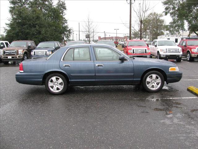 Ford Crown Victoria 2011 photo 4