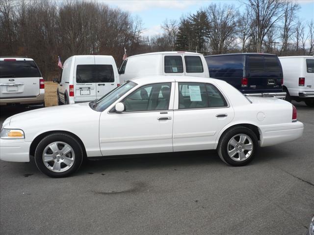 Ford Crown Victoria 2011 photo 1