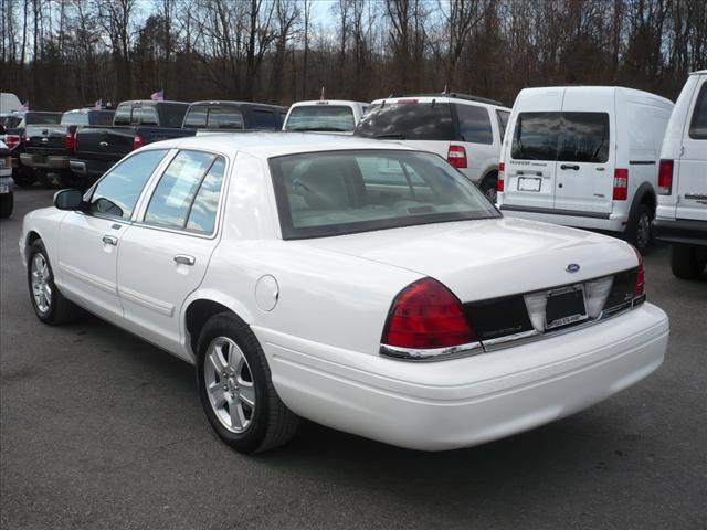 Ford Crown Victoria 2011 photo 2