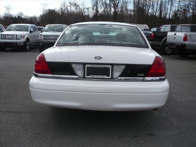 Ford Crown Victoria 2011 photo 3