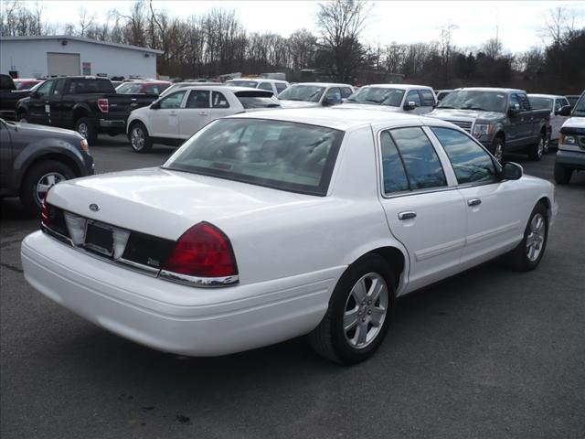 Ford Crown Victoria 2011 photo 4