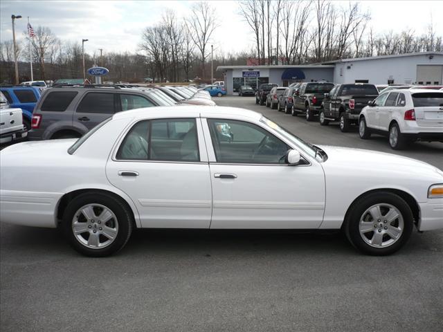 Ford Crown Victoria 2011 photo 5