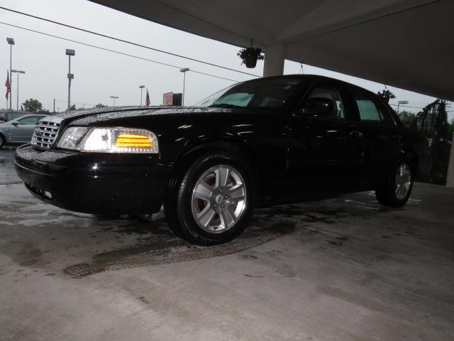 Ford Crown Victoria 2011 photo 1