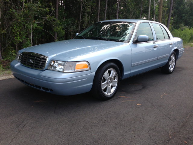 Ford Crown Victoria 2011 photo 2