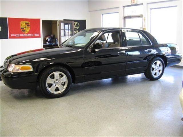Ford Crown Victoria 2011 photo 1