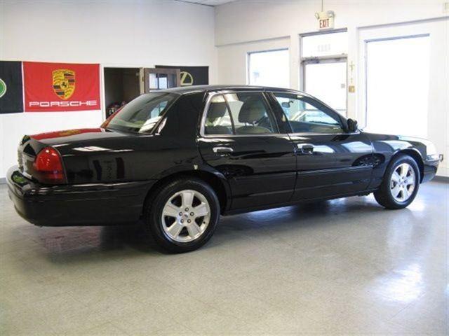 Ford Crown Victoria 2011 photo 2