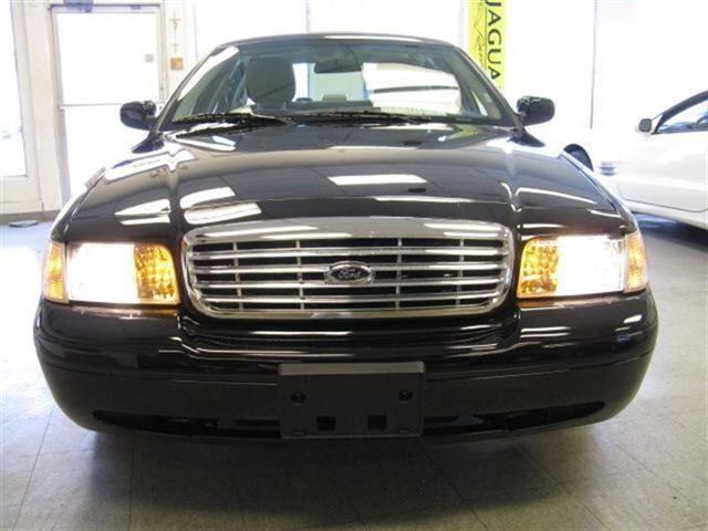 Ford Crown Victoria 2011 photo 3