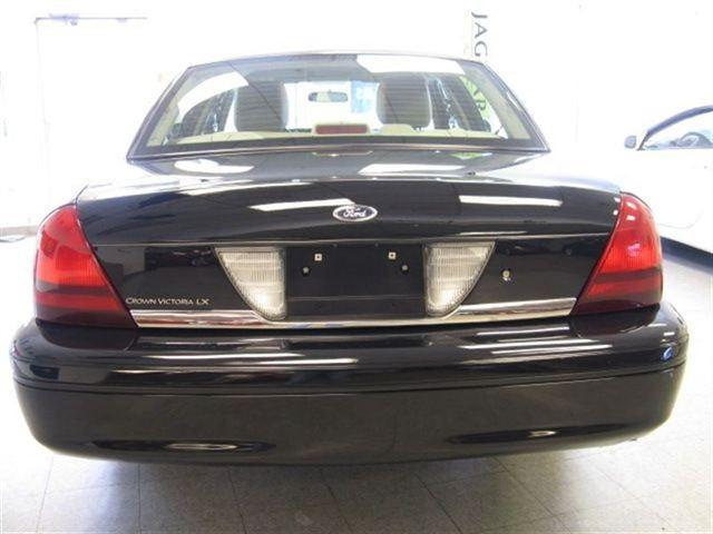 Ford Crown Victoria 2011 photo 4