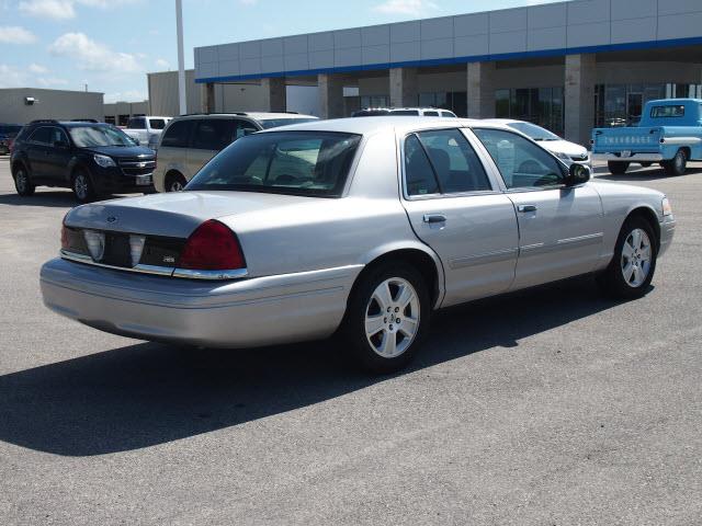 Ford Crown Victoria 2011 photo 0
