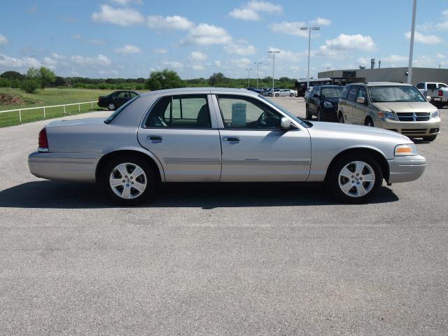 Ford Crown Victoria 2011 photo 3