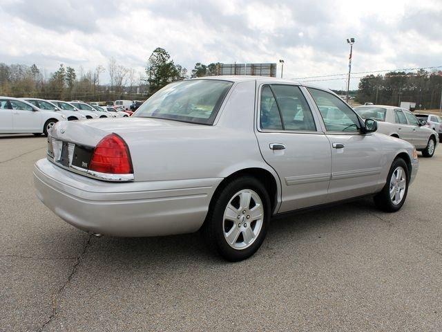Ford Crown Victoria 2011 photo 1