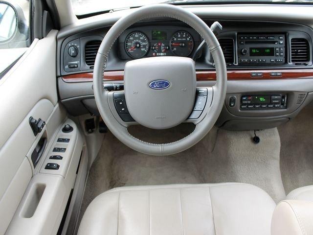 Ford Crown Victoria 2011 photo 4