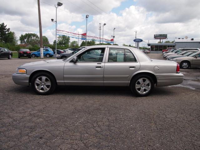 Ford Crown Victoria 2011 photo 1