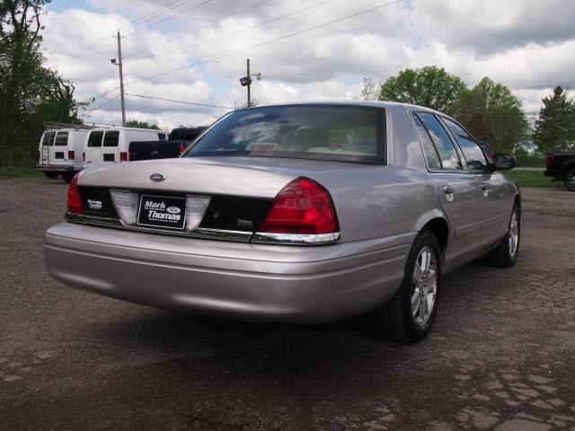 Ford Crown Victoria 2011 photo 2