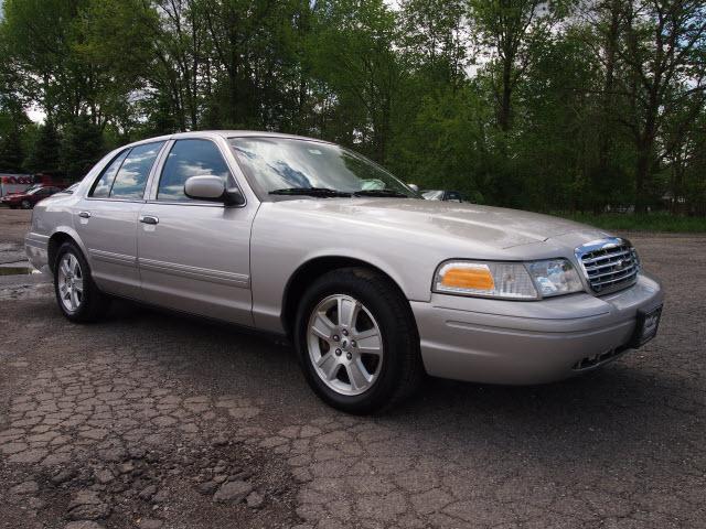 Ford Crown Victoria 2011 photo 3