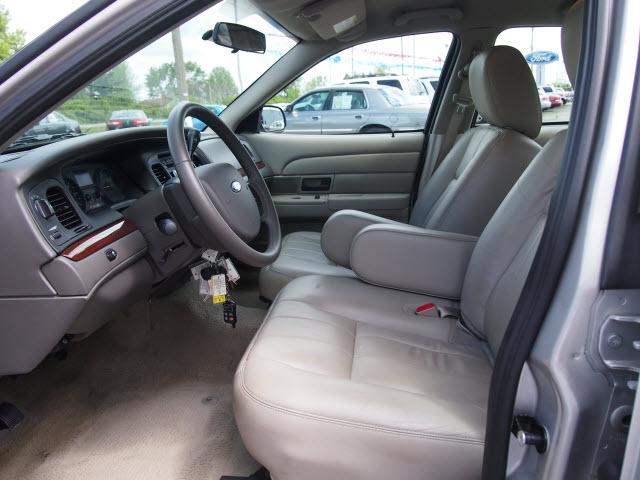Ford Crown Victoria 2011 photo 4