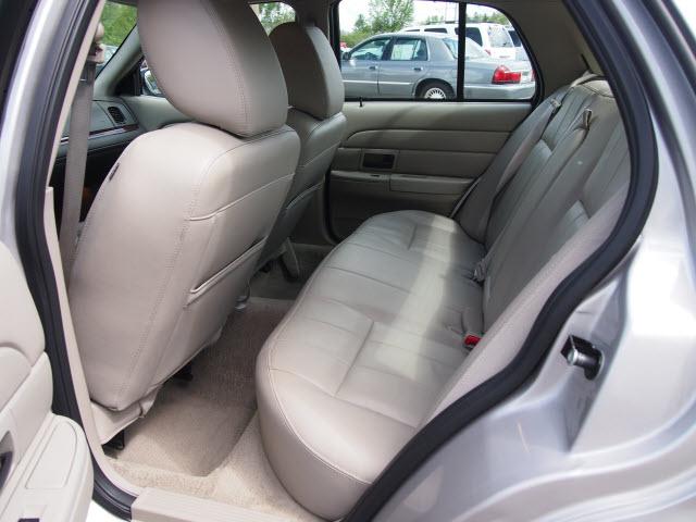 Ford Crown Victoria 2011 photo 5