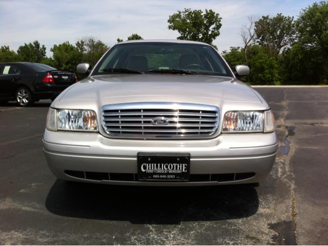 Ford Crown Victoria 2011 photo 1
