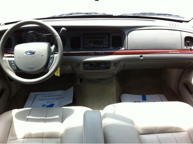 Ford Crown Victoria 2011 photo 6