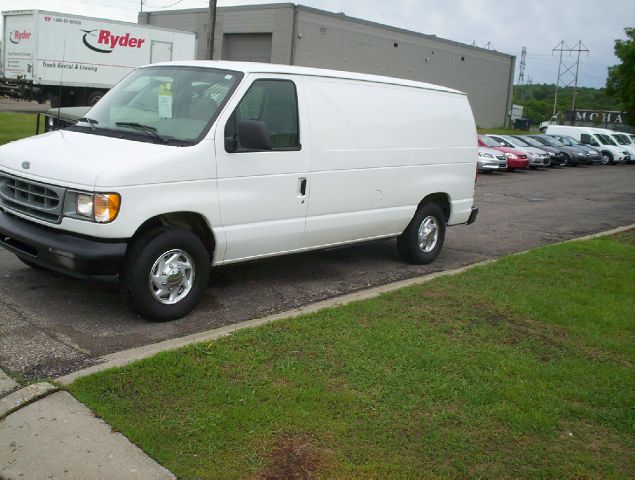 Ford E-150 2000 photo 1