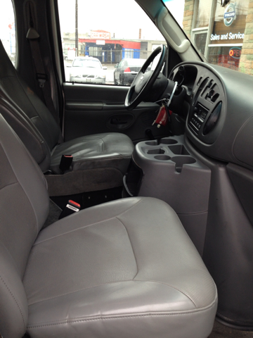 Ford E-250 2005 photo 1