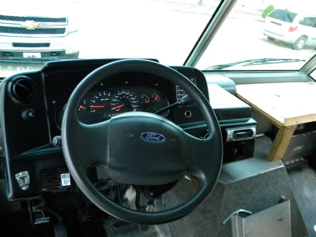 Ford E-350 2004 photo 18