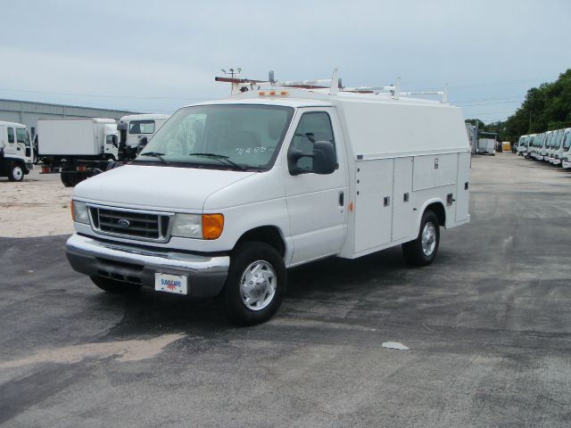 Ford E-350 2006 photo 11