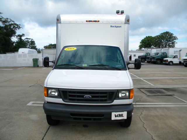Ford E-450 2005 photo 4