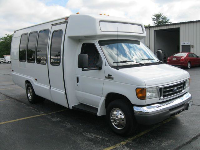Ford E-450 2006 photo 3