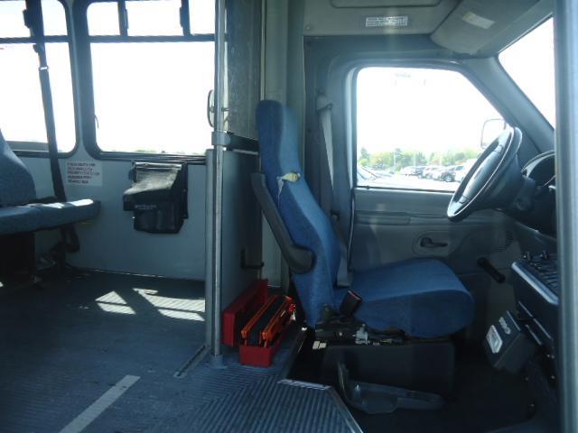 Ford E-450SD 2001 photo 9