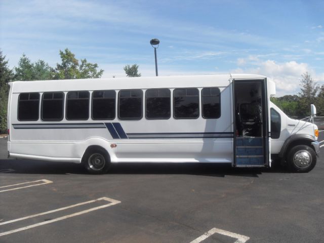 Ford E-550 33 Passenger 2003 photo 1