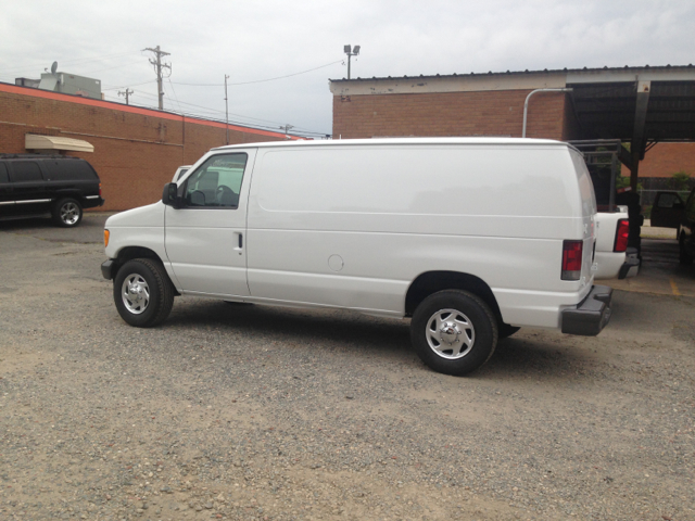 Ford E-Series Van 2004 photo 1