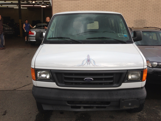 Ford E-Series Van 2004 photo 1