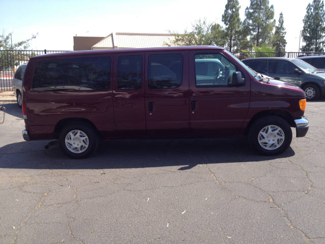 Ford E-Series Wagon 2004 photo 1