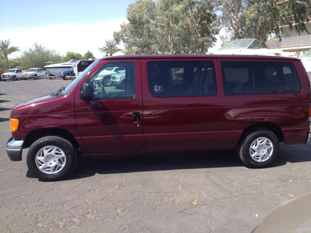 Ford E-Series Wagon 2004 photo 2