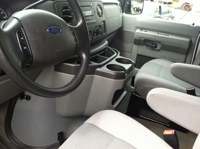 Ford E-Series Wagon 2011 photo 2