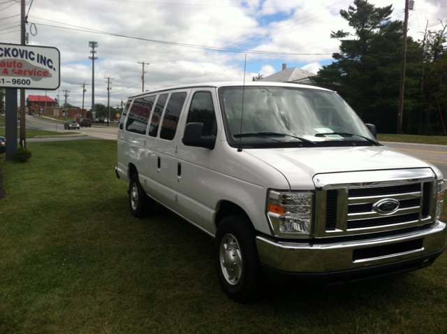 Ford E-Series Wagon 2011 photo 3