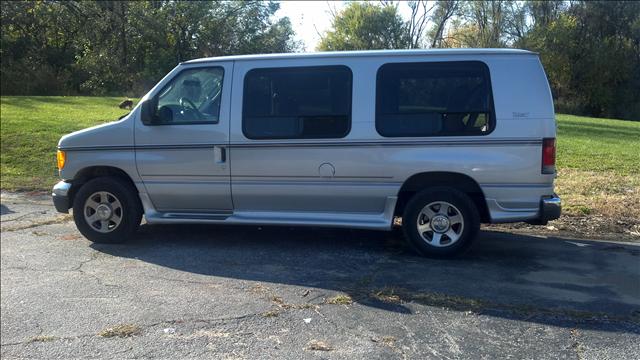 Ford E150 2004 photo 1