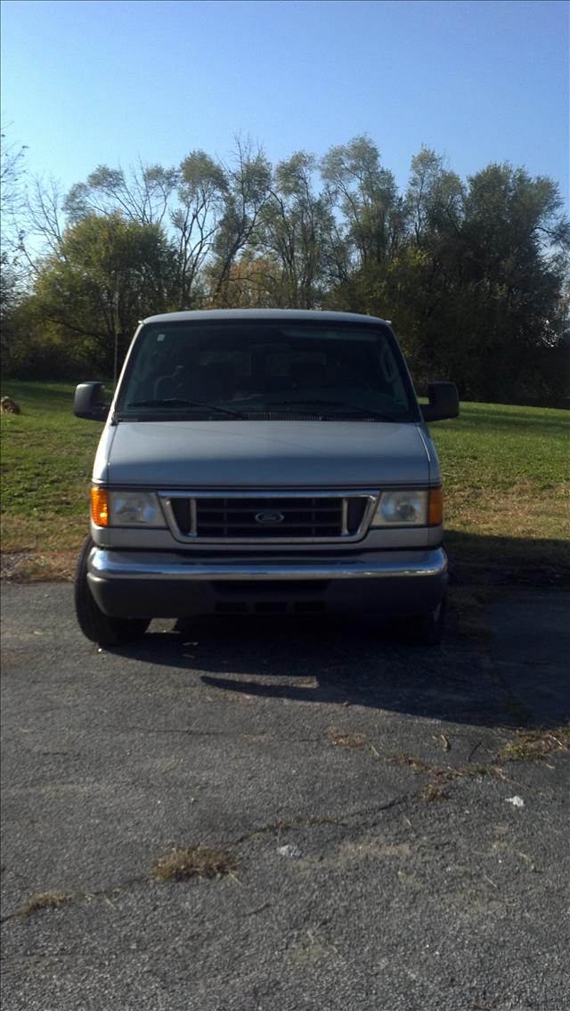 Ford E150 2004 photo 2