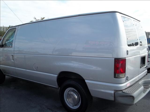 Ford E250 2002 photo 2