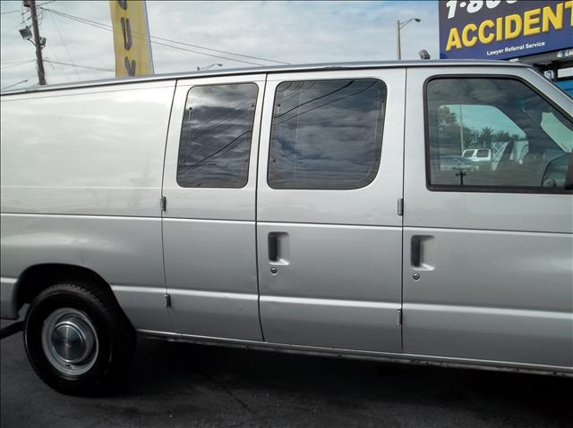 Ford E250 2002 photo 1