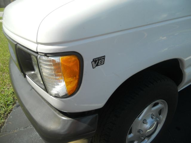 Ford E250 2002 photo 1