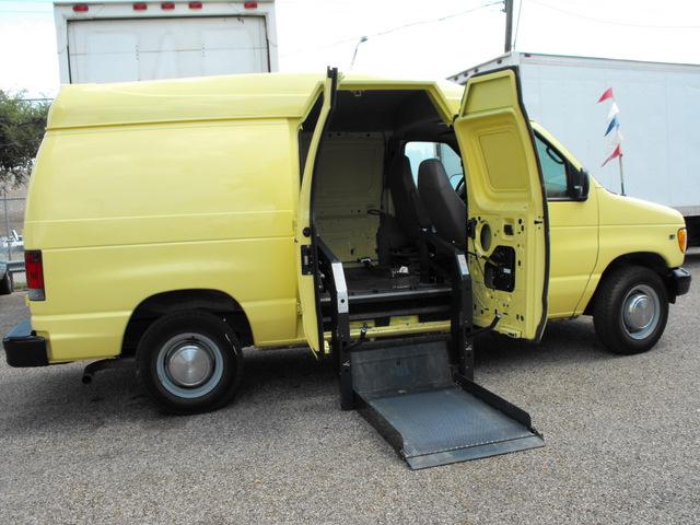 Ford E250 2002 photo 3