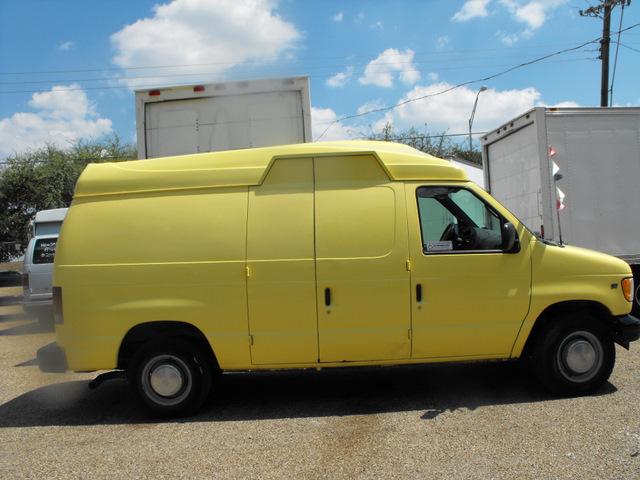 Ford E250 2002 photo 2