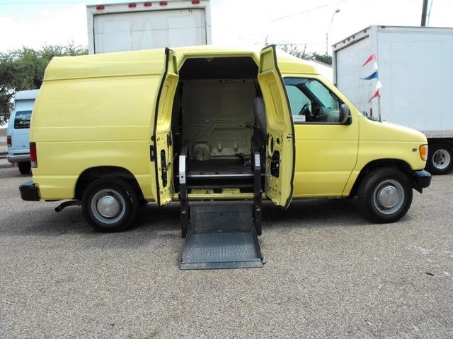 Ford E250 2002 photo 1