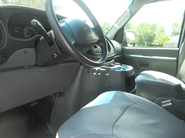 Ford E250 2003 photo 2