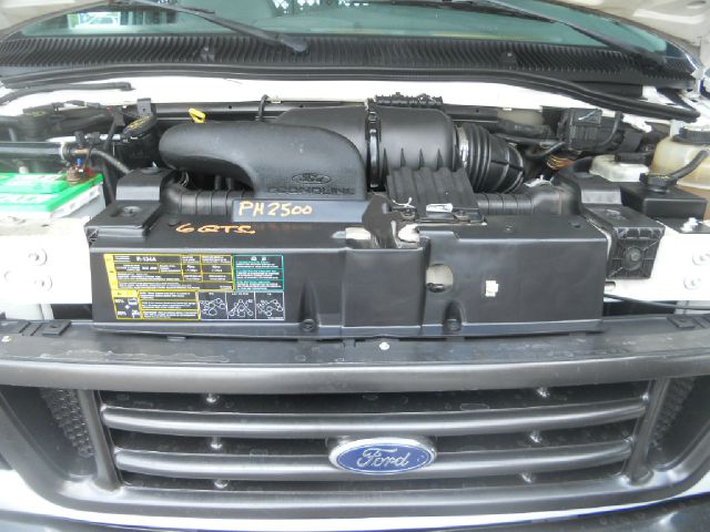 Ford E250 2004 photo 2
