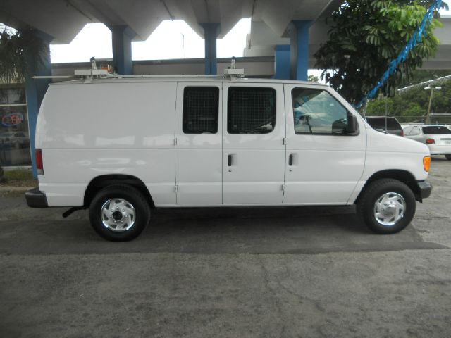 Ford E250 2004 photo 3