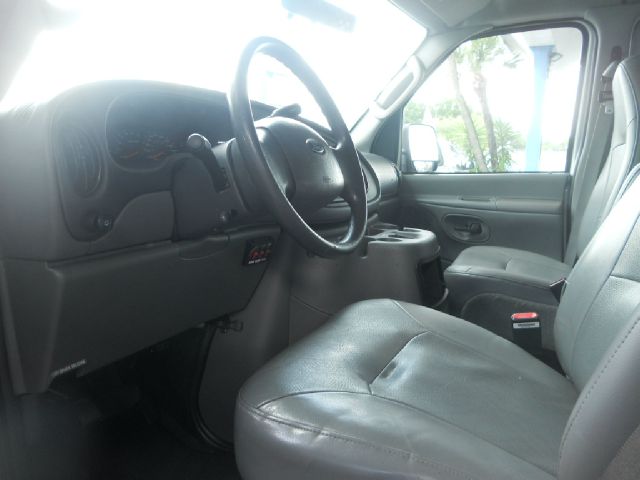 Ford E250 2004 photo 8