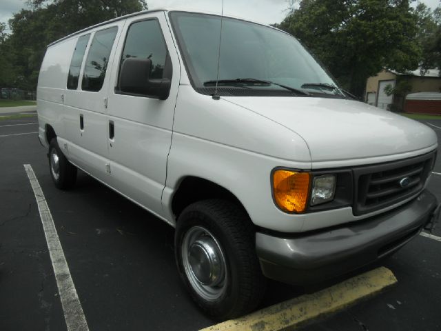 Ford E250 2004 photo 2